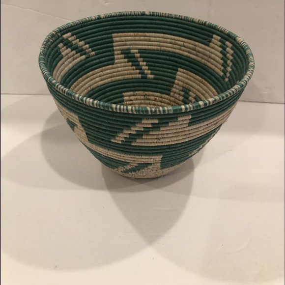 Hand woven basket/planter - Picture 1 of 7